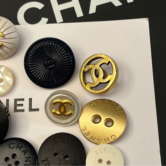 SOLD đź’” AUTHENTIC!! Lot Of 17 Chanel Vintage Buttons 1990s R5 - Picture 6 of 12